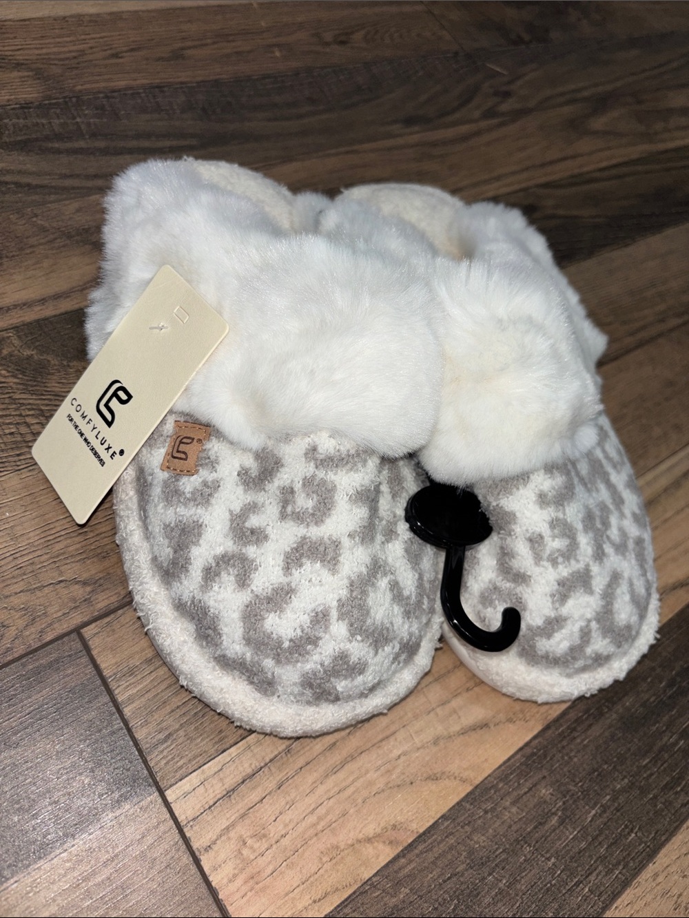 Plush Faux-Fur Trim Women’s Slippers with Leopard Pattern - Cream/Grey